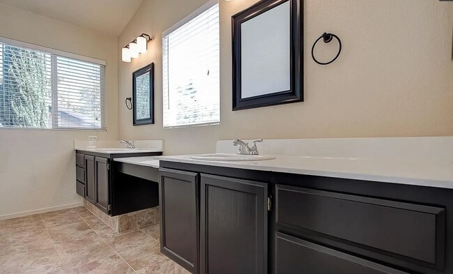 Building Photo - Spectacular FOLSOM 4/3 - Waiting For You!  Please Read Entire Ad For Viewings!