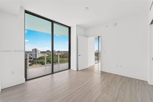 Building Photo - 2411 Laguna Cir
