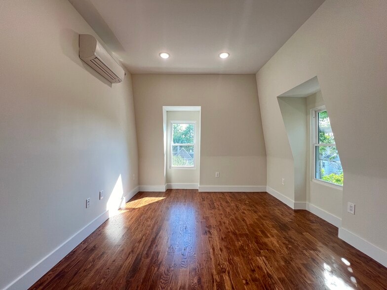 Unit 5 - 44 Van Nostrand Ave