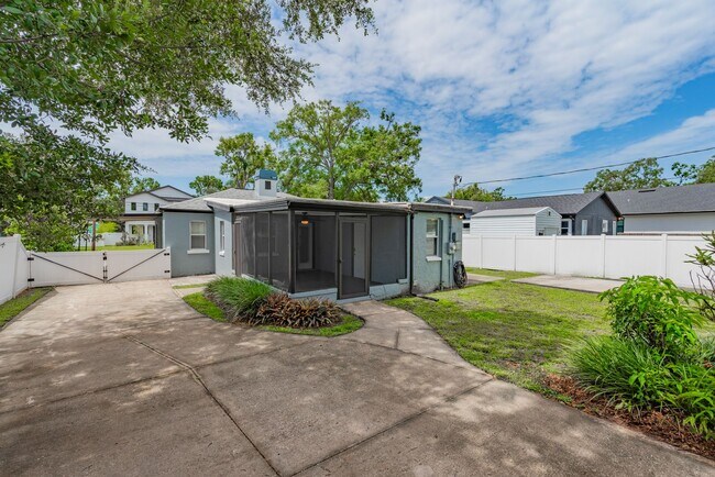 Building Photo - Charming Riverside Heights Rental – Update...