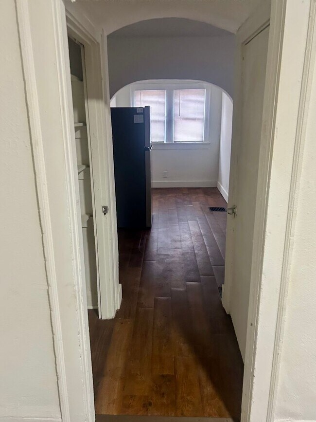 Building Photo - 2922-2924 Ruckle Street