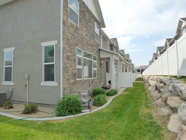 Building Photo - Great 4 Bd 3.5 Bath Townhome