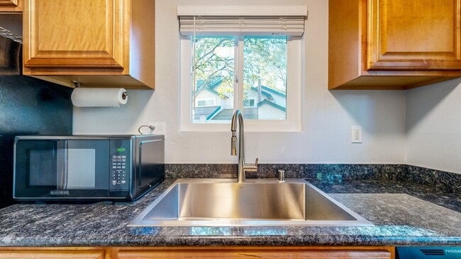 Building Photo - Cozy 2 Bedroom 1.5 Bath with Private Yard and Two Car Garage !