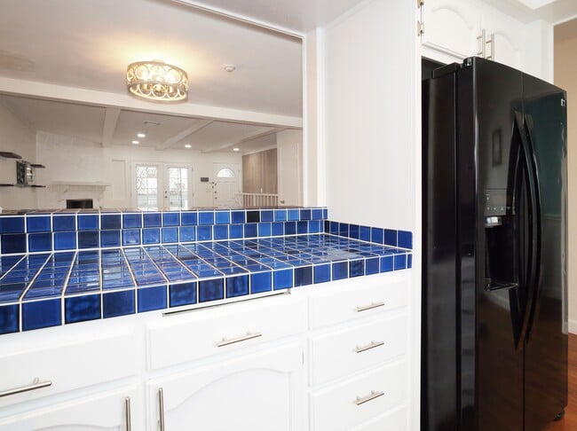 Building Photo - 239 N Juanita Ave