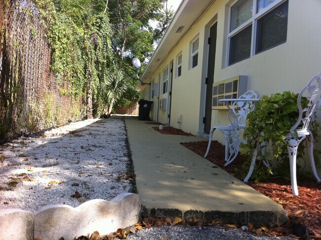 Building Photo - 1126 SW 15th Ter