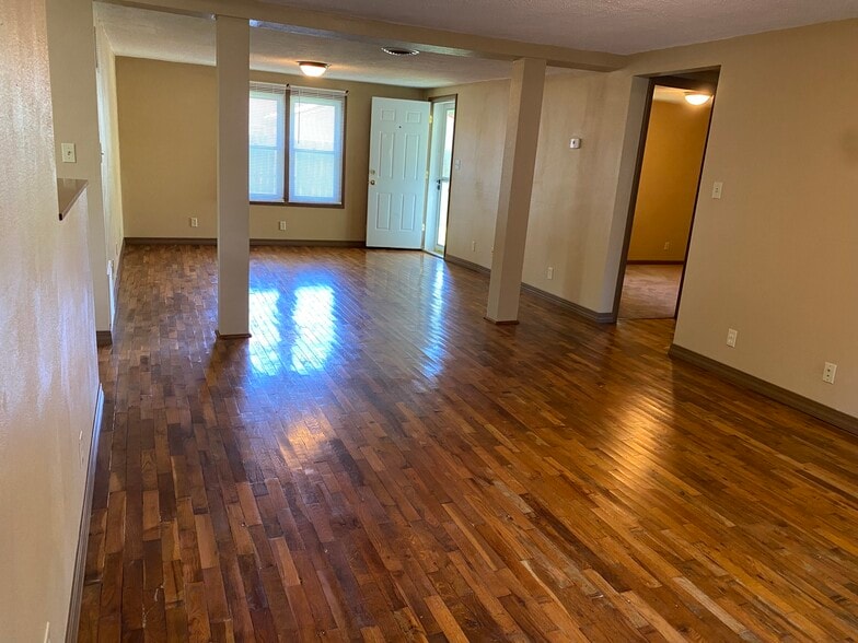 Building Photo - 208 E Maiden Ln