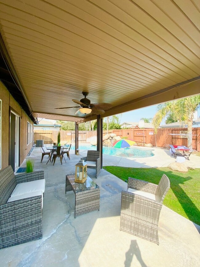 Building Photo - Best Deal in SW Bakersfield. Fully furnished home with a Pool