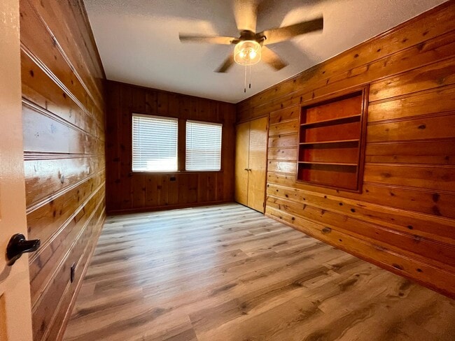 Building Photo - Completely Renovated Jem just north of Ven...