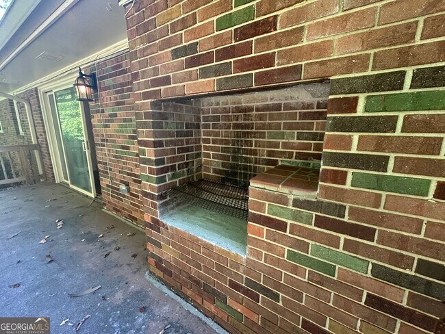 Building Photo - 729 Holly Dr