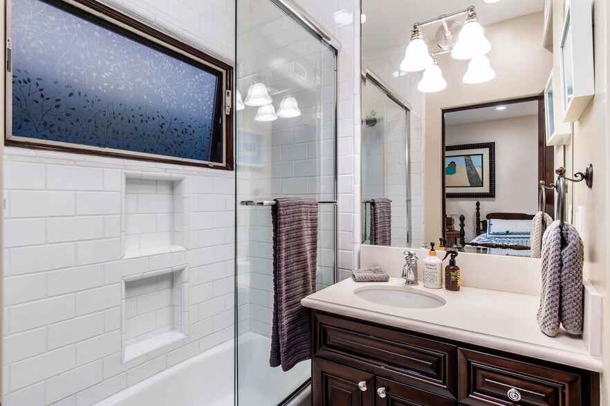 Bedroom 3 full bath - 320 33rd Pl