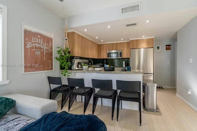 Building Photo - 1061 Michigan Ave