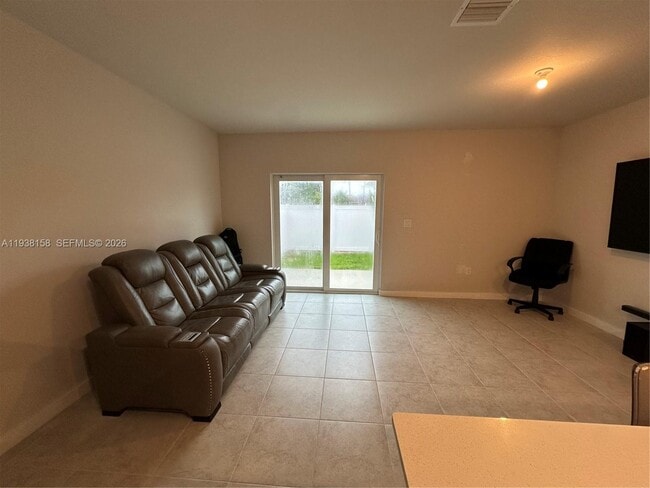 Building Photo - 389 10th Ct