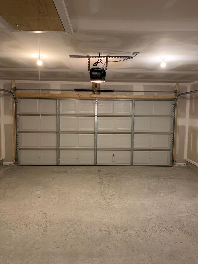 Building Photo - *PRE-LEASING*  Three Bedroom | Two Bathroo...