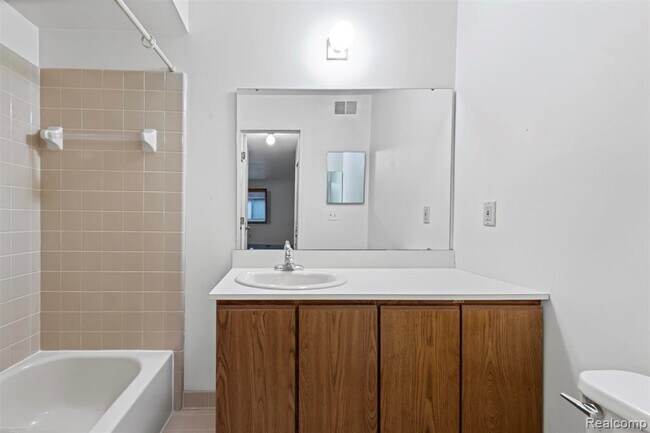 Building Photo - 1049 Country Club Dr