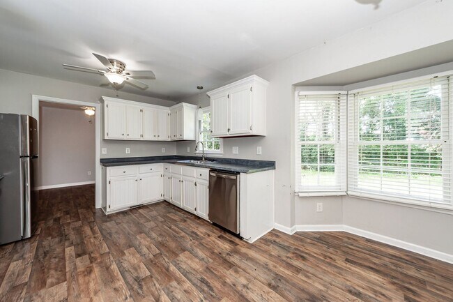 Building Photo - 4 Bedroom, 2.5 Bathroom Home in Tall Pines...