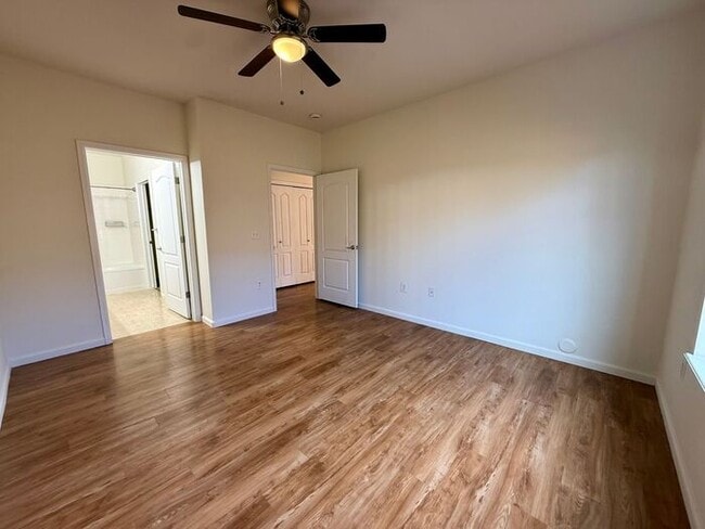 Building Photo - MUST SEE 2 Bed/2 Bath Condo in the Lakeshore at Centerra!