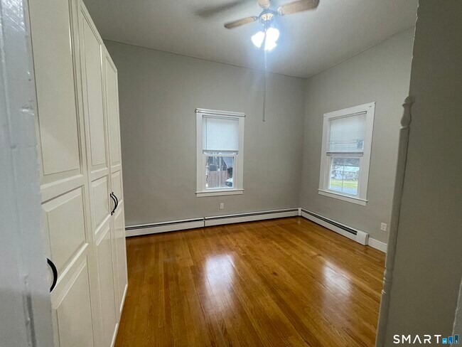 Building Photo - 9 Hicksville Rd