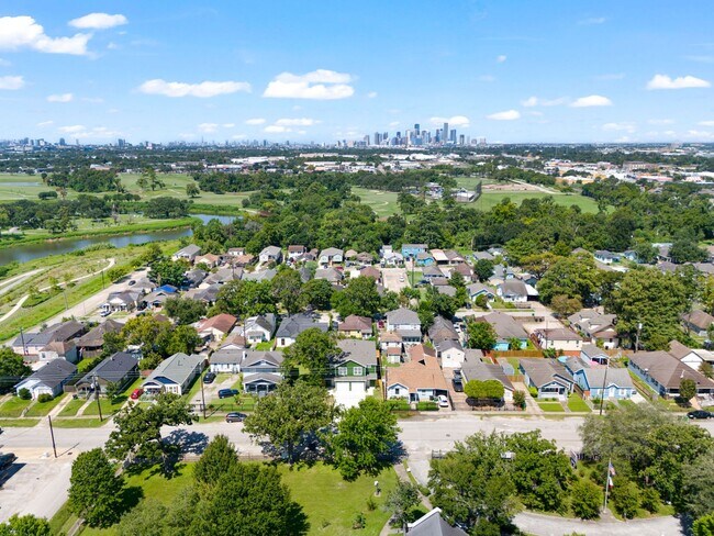 Building Photo - 404 Forest Hill Blvd