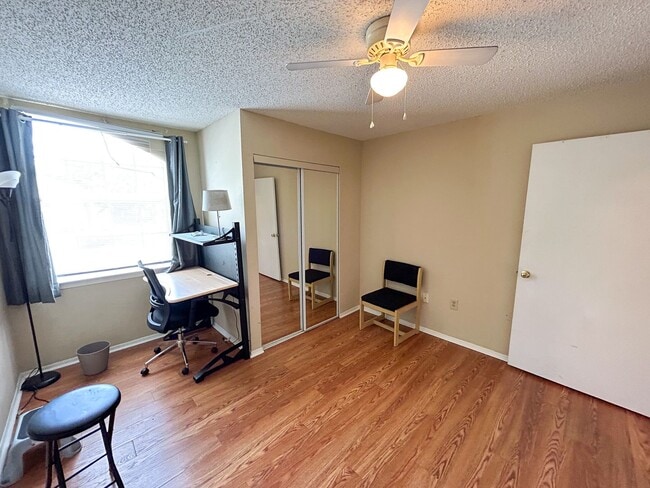 Building Photo - Windsor Park #1221 - Pet Friendly!