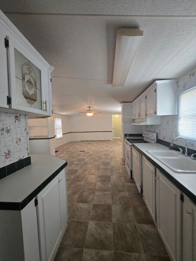 Building Photo - 2/2 Half Acre Mobile Home in Keystone Heights