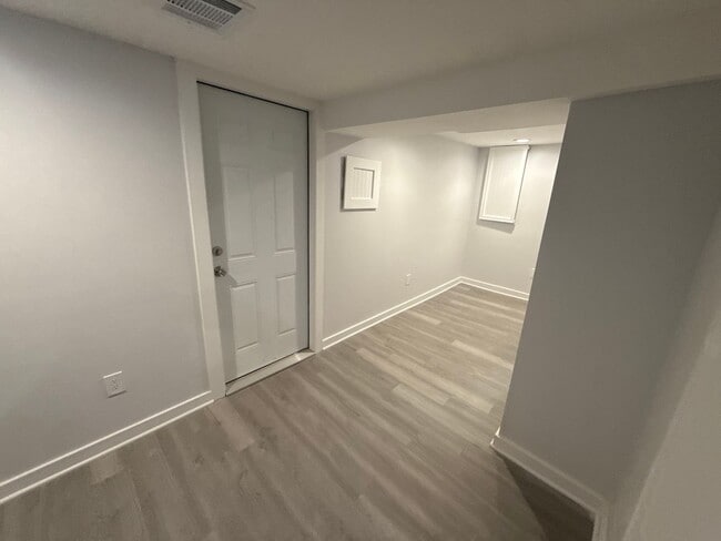 Building Photo - Available Now - Single Family House 5 Bedroom 2 Bath located in Roseland Area