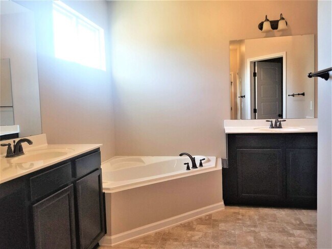 Building Photo - Large 4 Bedroom Home in Towne Pointe! Showings Coming Soon!!!