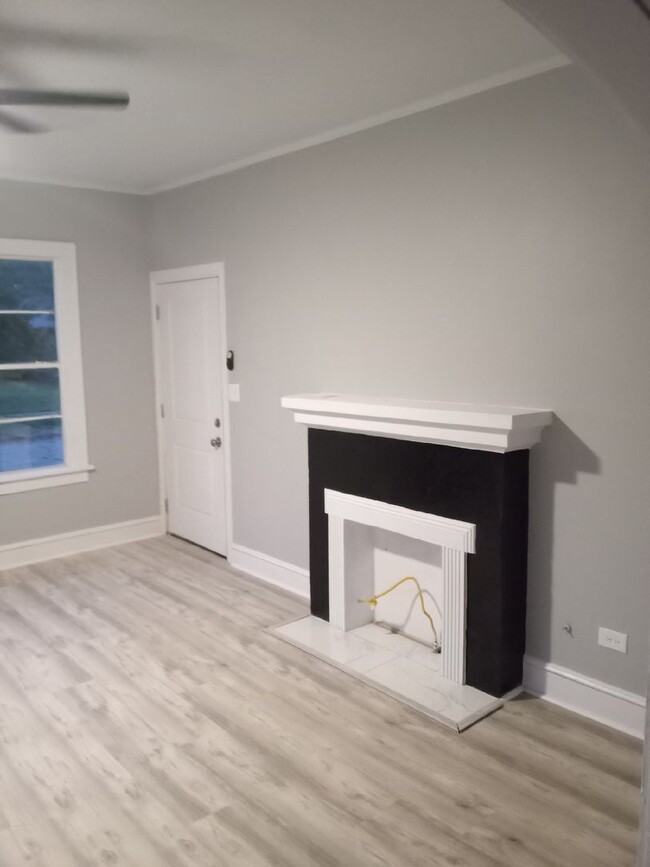 Building Photo - FIRST MONTH'S RENT  FREE LARGE REMODELED 2...