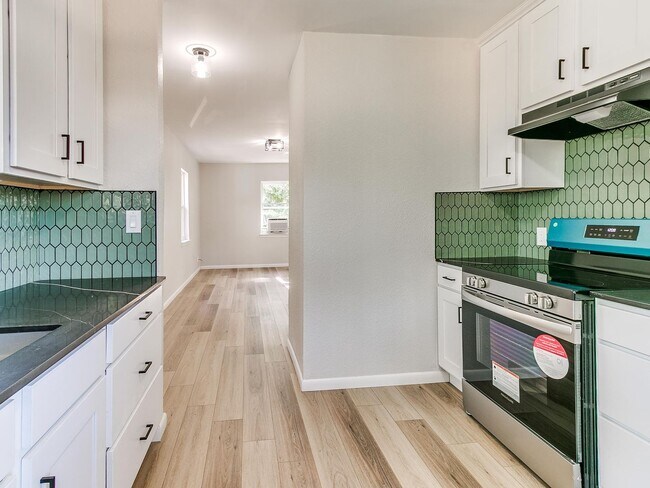 Building Photo - Newly Remodeled 2 Bed, 1 Bath Apt in Near The Paseo *MOVE IN SPECIAL!!