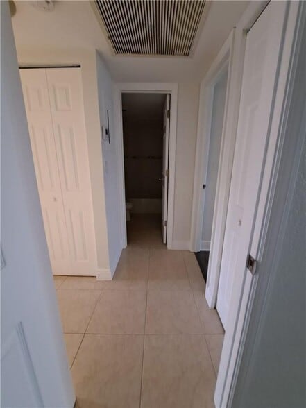 Building Photo - 9838 Nob Hill Ct