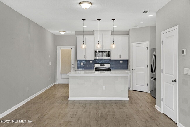Building Photo - 469 Brandon Lks Dr