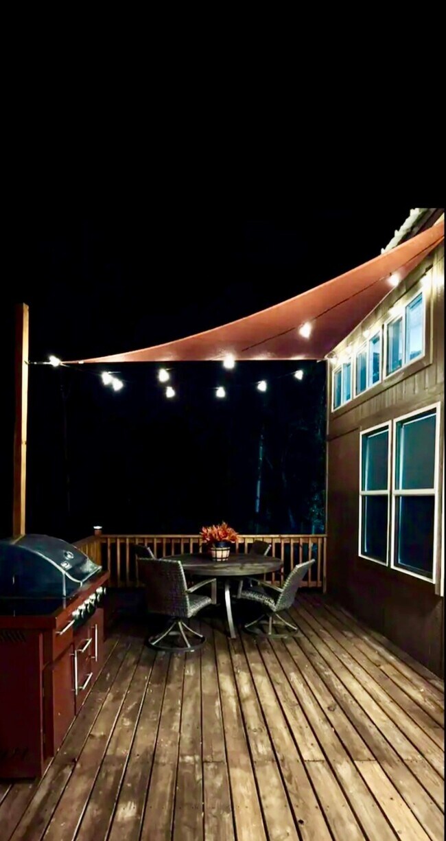 Building Photo - 373 Saddle Surrey Rd