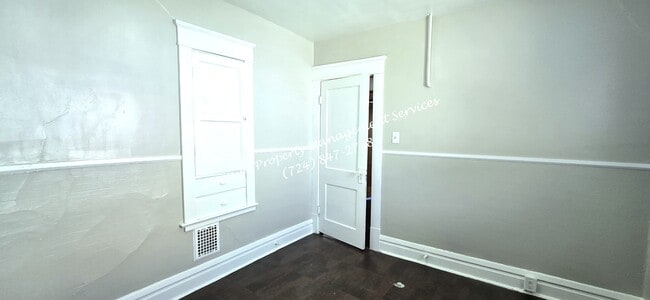 Building Photo - 922 Winslow Ave