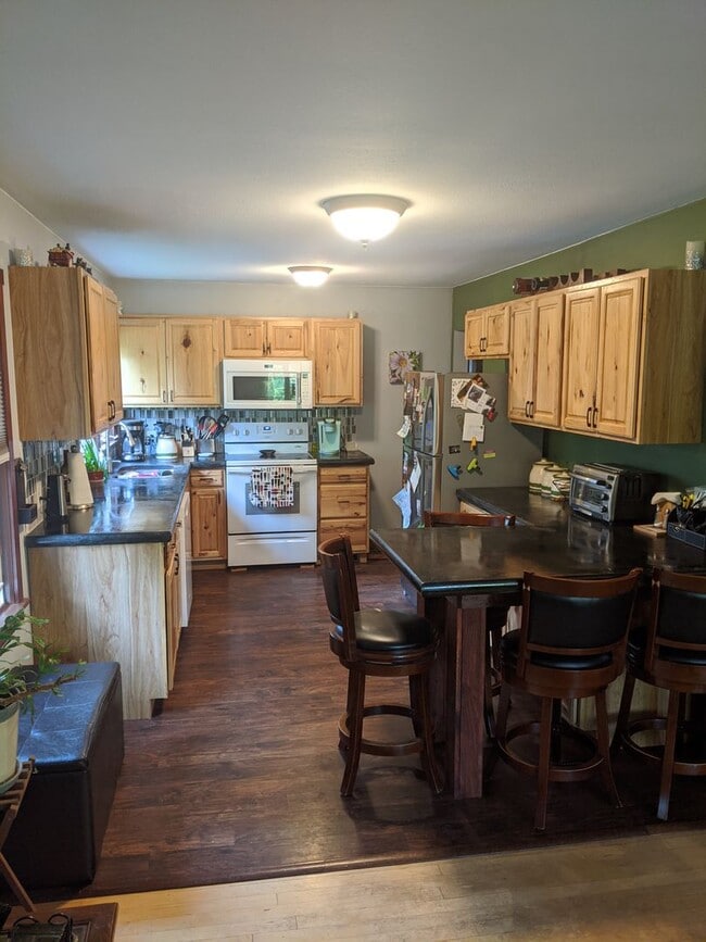 Building Photo - Amazing 4 Bedroom 2 Bathroom House with Garage!