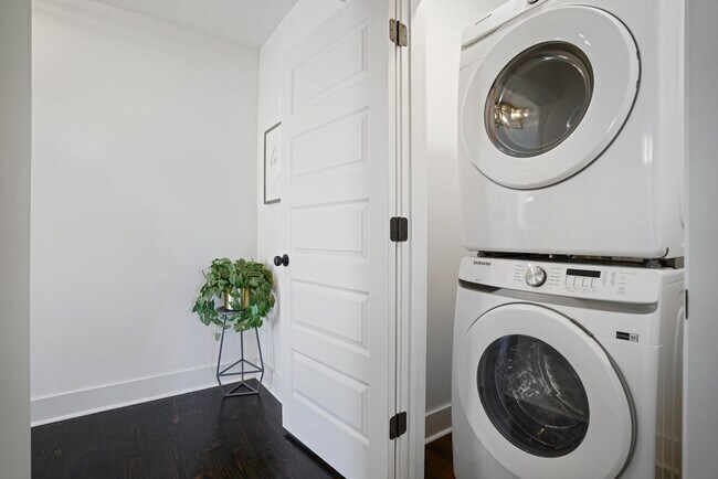 Building Photo - 2234 Edgemore Dr SE