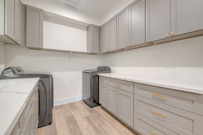 Building Photo - A beautifully designed and renovated 4 bed...
