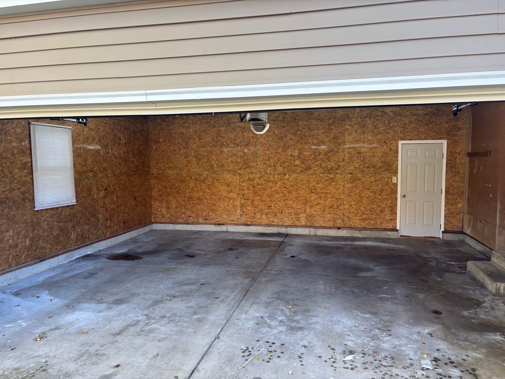 Building Photo - 895 N Cedar Rd