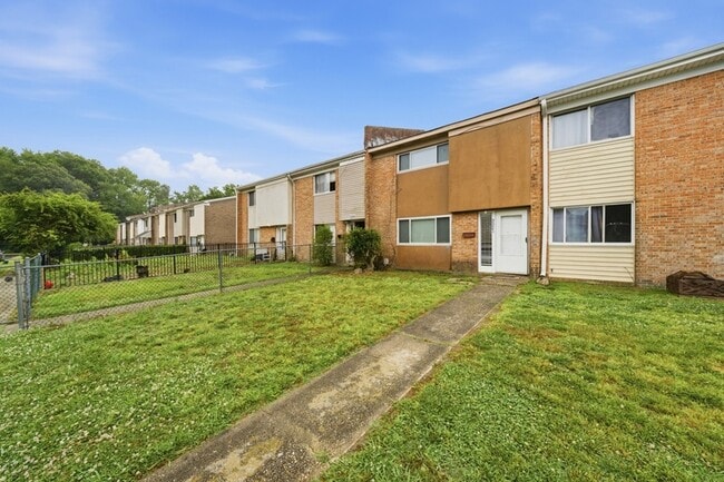 Building Photo - 3321 Rainier Ct