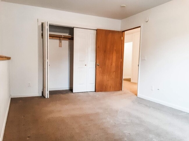 Building Photo - 4 Bed/ 2 Bath Townhome!