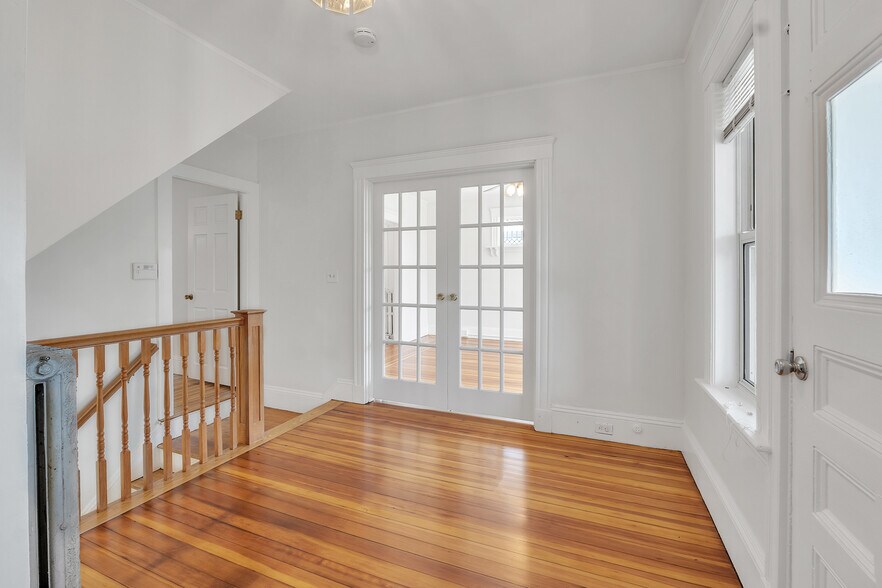 Foyer Front - 31 Justin Rd