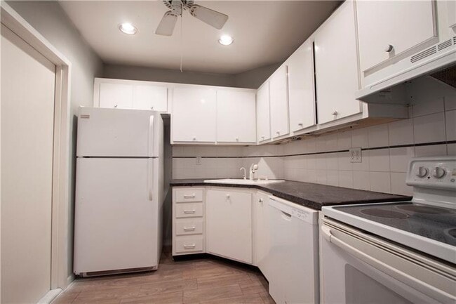 Primary Photo - 3123 Oakland Shores Dr