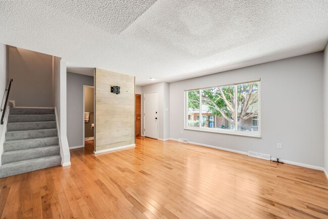 Building Photo - 2 Bedroom 2.5 Bath Townhome in Southeast D...