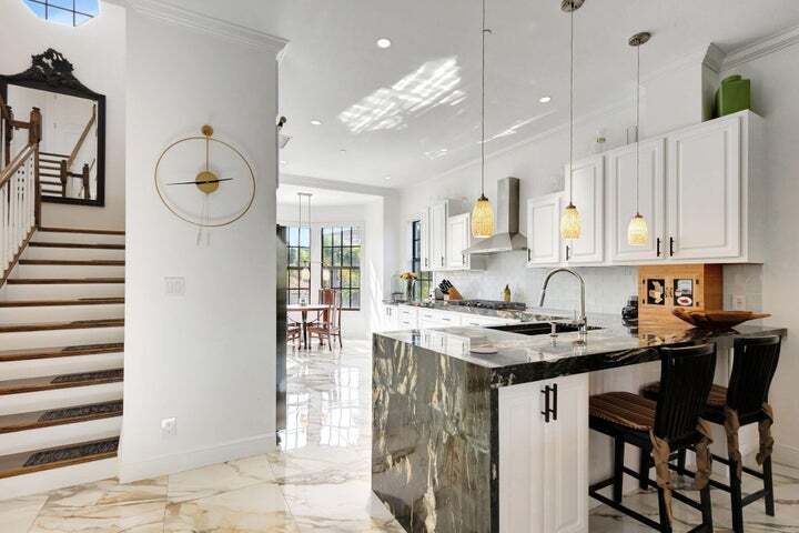 Building Photo - 301 del Sol Cir