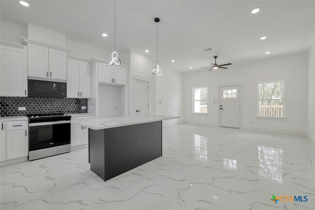 Building Photo - 121 Diamond Head Dr