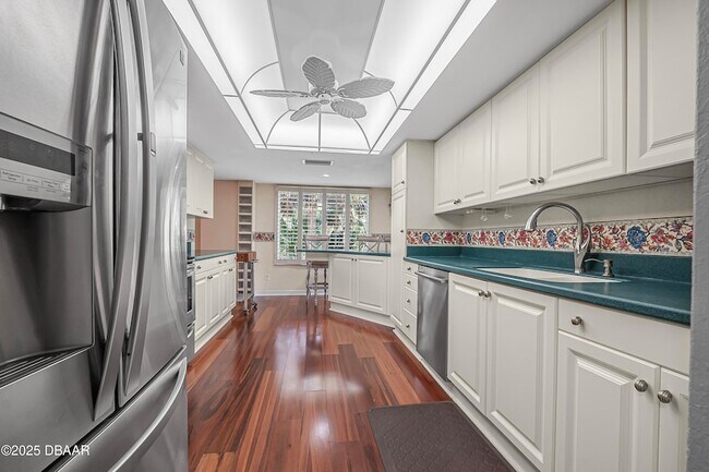 Building Photo - 3 Oceans W Blvd