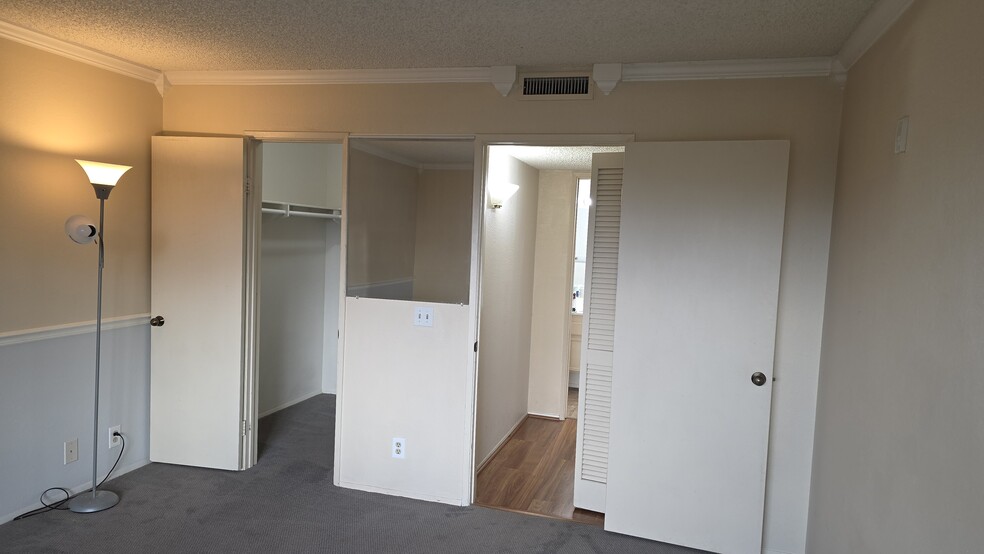 Building Photo - 5990 Dandridge Ln