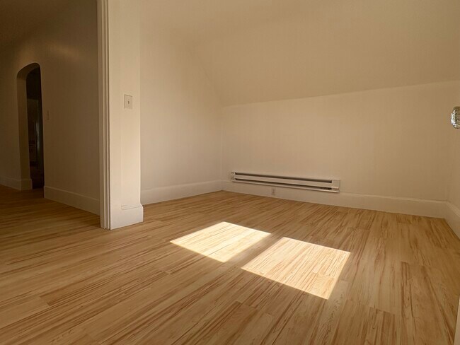 Building Photo - 9 Knapp St