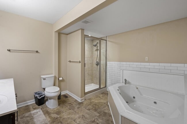 Building Photo - 6627 Hilton Dr