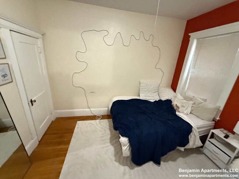 Building Photo - 463 Park Dr