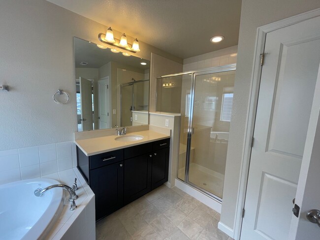 Building Photo - Luxurious 3 Bedroom 2.5 Bathroom House in ...