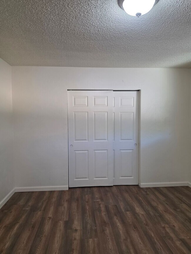 Building Photo - 3 Bedroom 2 Bath